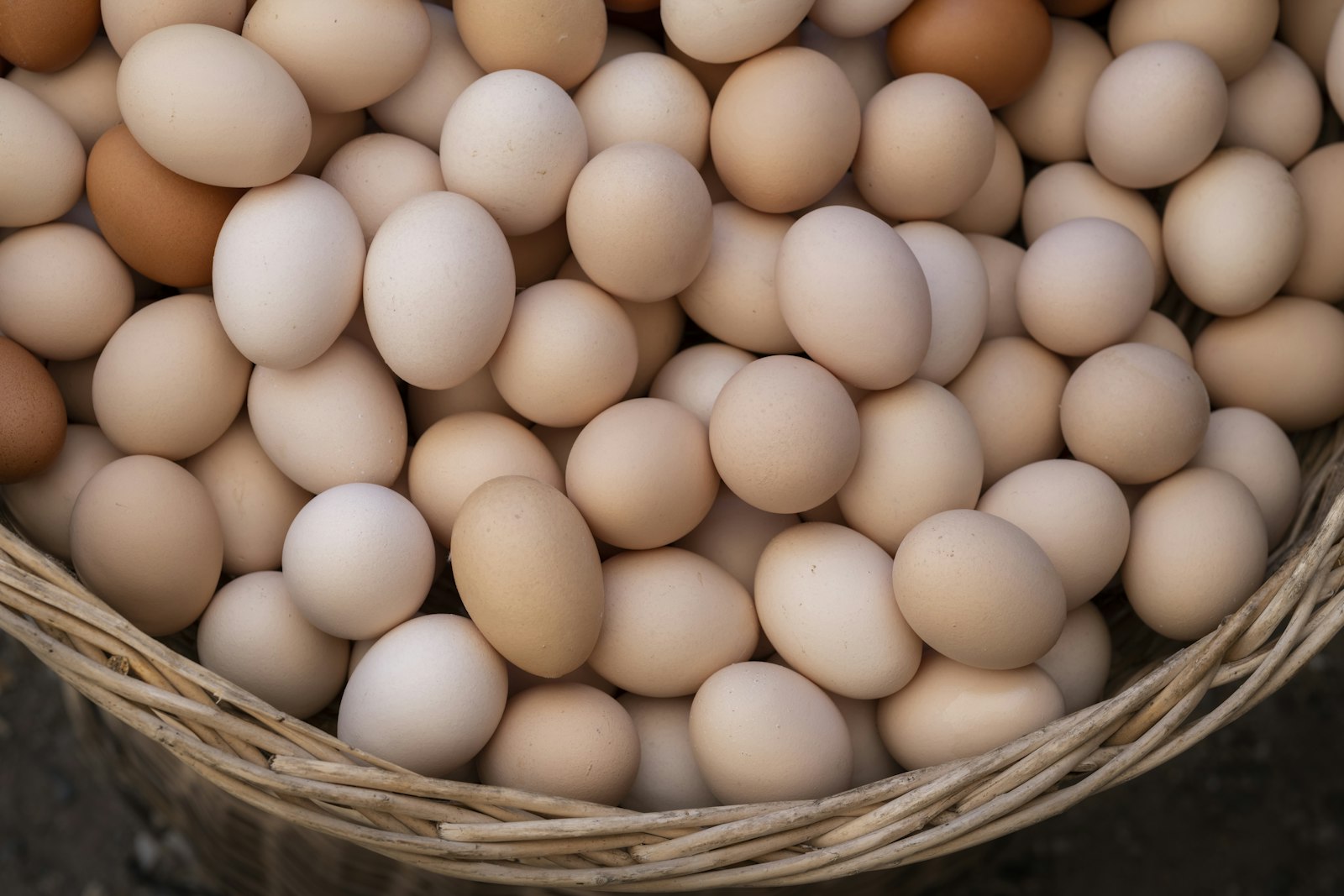 Frische Eier in einem Weidenkorb