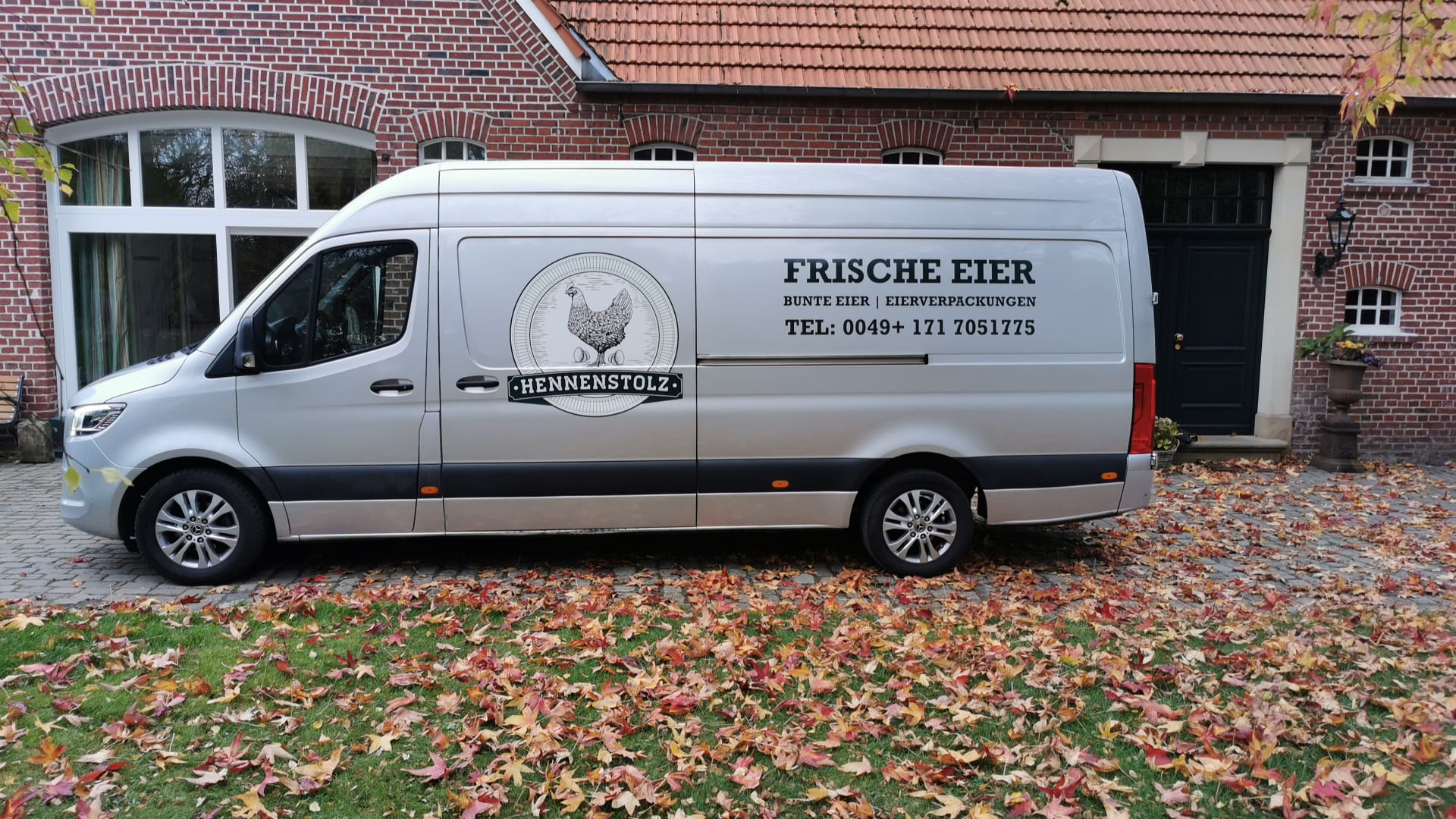 Lieferwagen von Hennenstolz mit der Aufschrift „Frische Eier“ vor einem Münsterländer Hof in Billerbeck